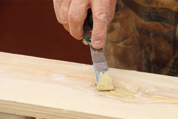 Come scegliere e applicare lo stucco per legno